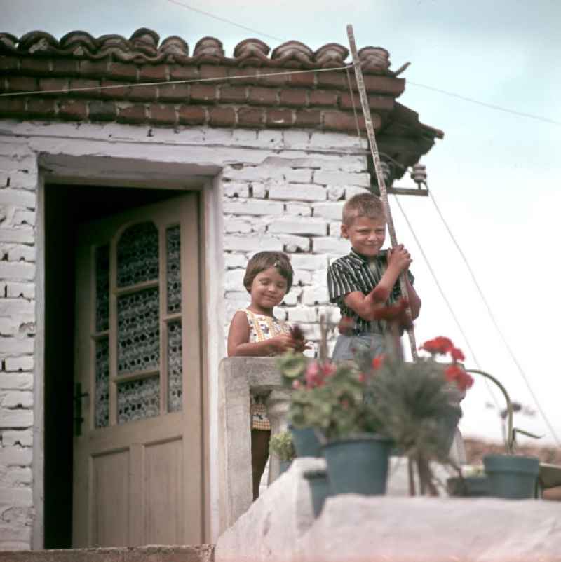 Kinder vor ihrer Ferienwohnung in Nessebar am Schwarzen Meer in der Volksrepublik Bulgarien. Reisen in das Ausland war den DDR-Bürgern nur in die befreundeten sozialistischen Länder erlaubt, für Bulgarien erfolgte in der Regel die Erteilung einer Reisegenehmigung.
