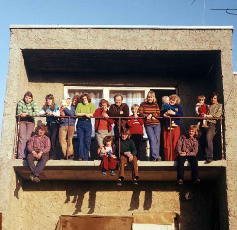 Eine kinderreiche Familie in mehreren Generationen steht auf dem Balkon ihres Hauses in Neubrandenburg.