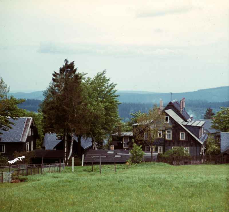 Mit Schiefer bedeckt sind die Fassaden und Dächer in Neuhaus im Thüringer Wald. Der Thüringer Wald mit seinen Wander- und Erholungsmöglichkeiten war ein beliebtes Urlaubsziel in der DDR.