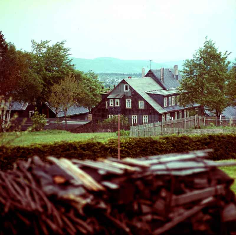 Mit Schiefer bedeckt sind die Fassaden und Dächer in Neuhaus im Thüringer Wald. Der Thüringer Wald mit seinen Wander- und Erholungsmöglichkeiten war ein beliebtes Urlaubsziel in der DDR.