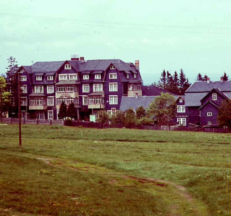 Blick auf Neuhaus im Thüringer Wald. Die Fassaden und Dächer der Häuser des Ortes sind mit Schiefer bedeckt. Der Thüringer Wald mit seinen Wander- und Erholungsmöglichkeiten war ein beliebtes Urlaubsziel in der DDR.