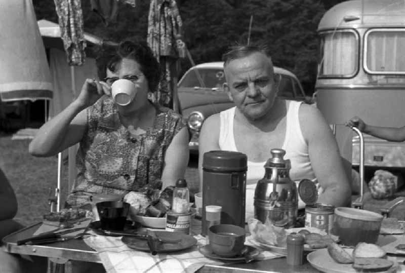 Mature couple having breakfast at the campsite 'On Rottstielfließ' on Tornowsee in Brandenburg