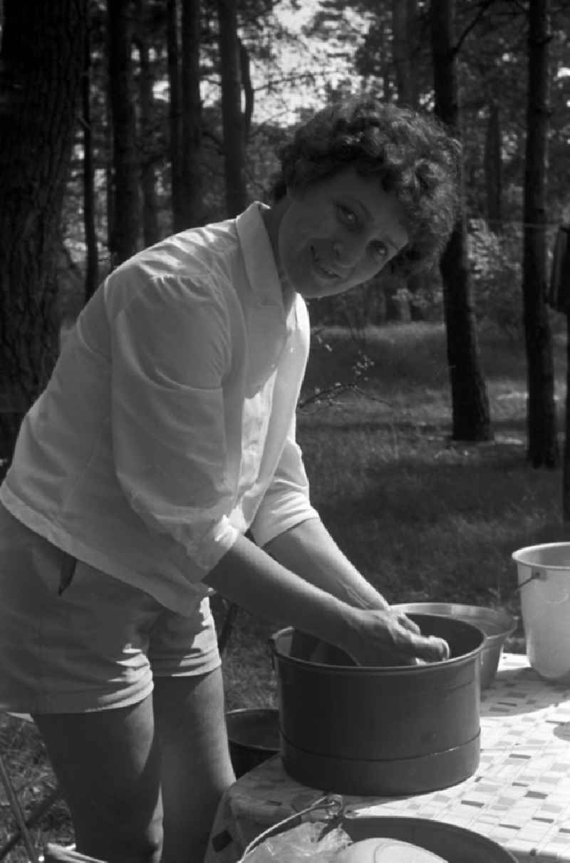 A woman in the wash in a bucket in Brandenburg. Family camping holidays at Rottstielfließ on Tornowsee