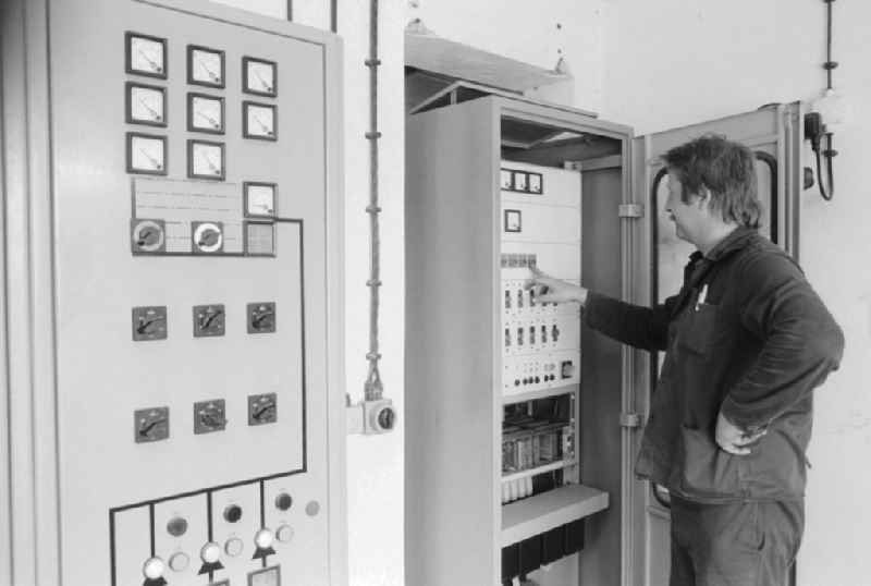 Employees in the control center of the clear water sprinkling systems of LPG Hohenseefeld in district Jueterbog in Niederer Flaeming in Brandenburg in the area of the former GDR, German Democratic Republic