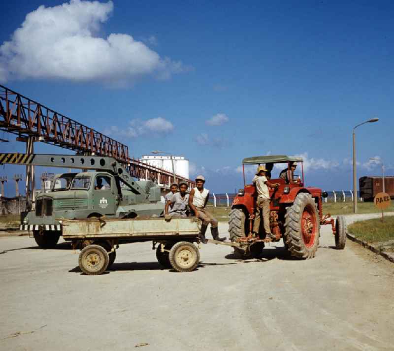 Arbeiter in der Zementfabrik in Nuevitas. In den 60er und 7