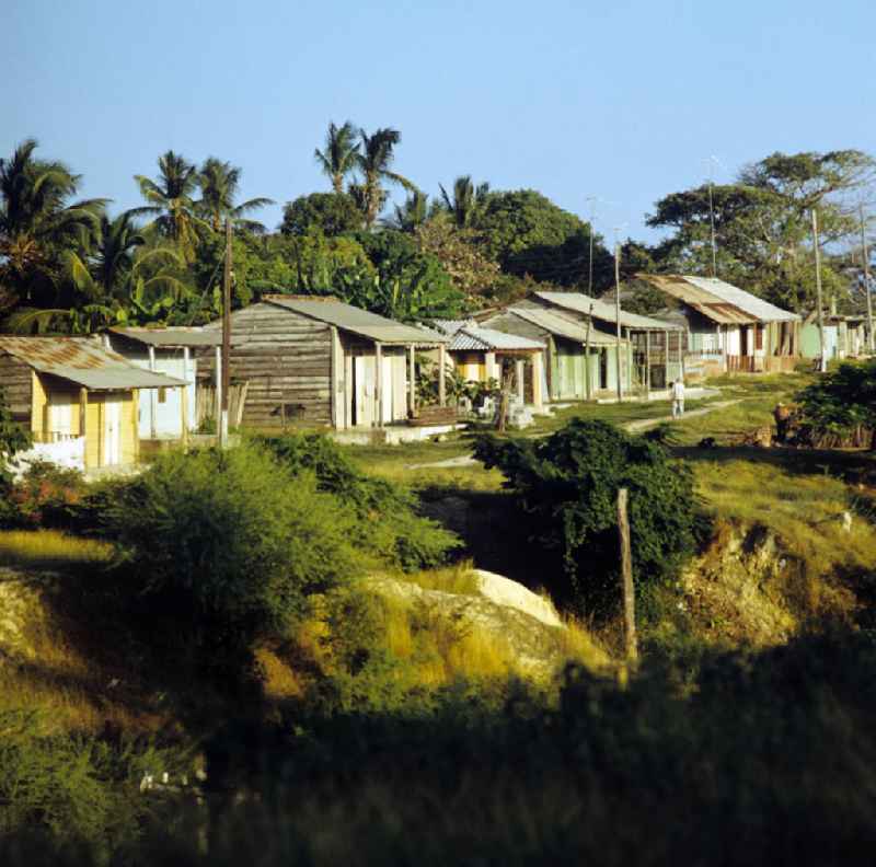 Blick auf ärmlich wirkende Behausungen einer Wohnsiedlung in der kubanischen Hafenstadt Nuevitas. Housing copmplex in the port city Nuevitas.