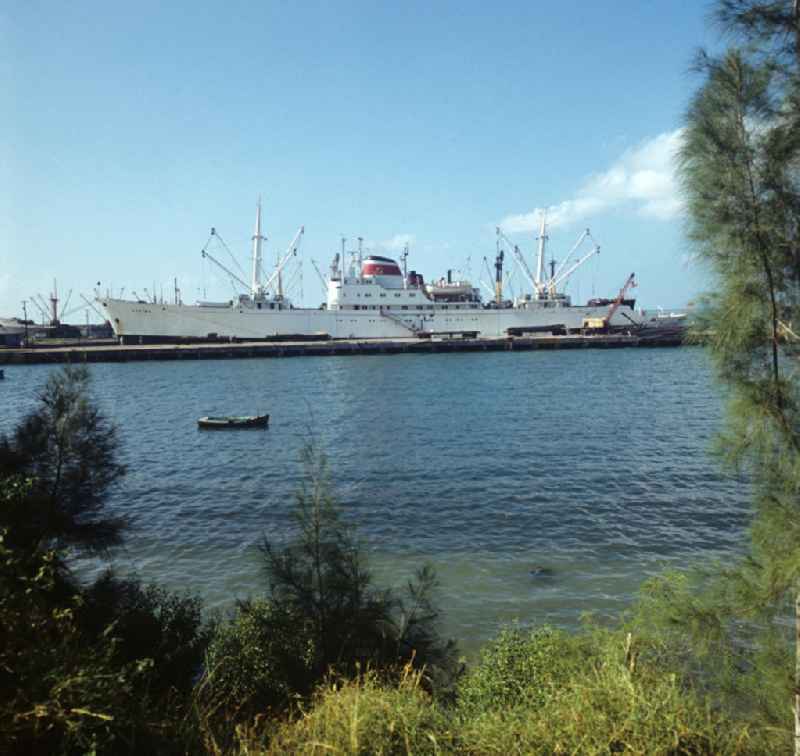 Das sowjetische Frachtschiff 'Aragwi' liegt im Hafen von Nuevitas. In den 60er und 7