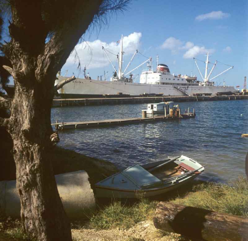 Das sowjetische Frachtschiff 'Aragwi' liegt im Hafen von Nuevitas. In den 60er und 7