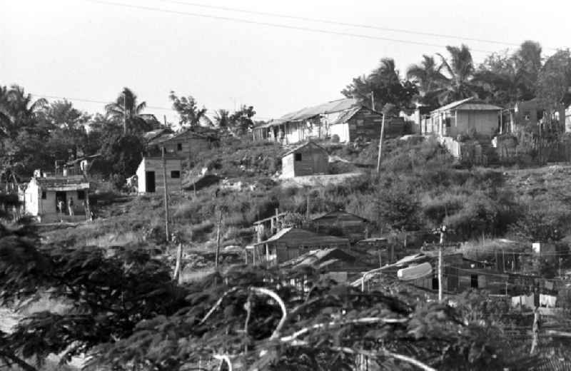 Blick auf ärmlich wirkende Behausungen einer Wohnsiedlung in der kubanischen Hafenstadt Nuevitas.