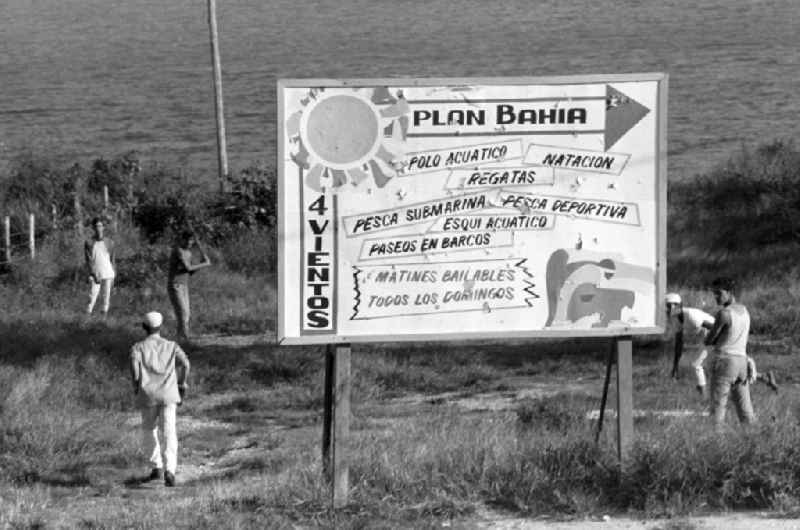 Einheimische Jugendliche spielen am Strand '4 Vientos' bei Nuevitas Baseball. Die Tradition des Baseball in Kuba reichte ins 19. Jahrhundert zurück und entwickelte sich in der Folgezeit zum Nationalsport, der auch nach der Revolution 1959 als solcher weitergeführt wurde.