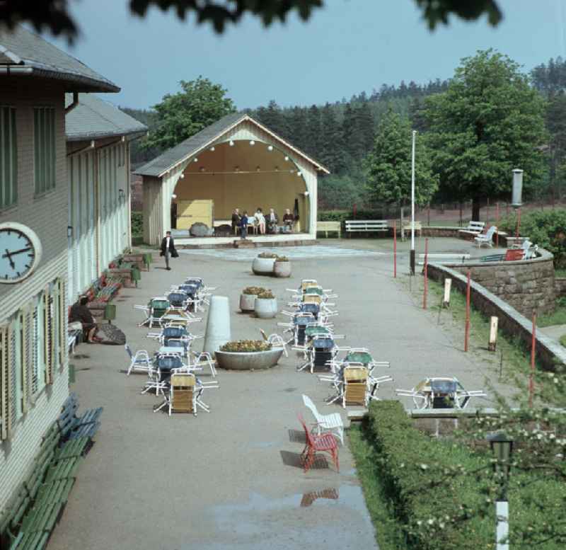 Kurgäste erholen sich auf einer Terrasse eines Kurhauses in Oberhof. Oberhof war ein beliebtes Wintersportzentrum in der Nähe des Rennsteigs.