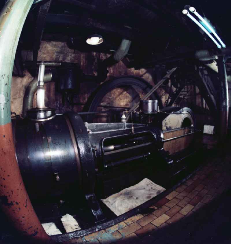 Dampfmaschine in der Zuckerfabrik Oldisleben. Erbaut  wurde sie 1921 durch die Braunschweigische Maschinenbauanstalt AG mit der Fabrik-Nummer 9050. Es ist eine Einzylindermaschine mit Bajonettrahmen, Ventilsteuerung und Achsenregler. Sie war 7