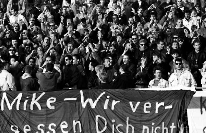 Fußballspiel Berlin - Halle vor dem Trauermarsch
am Friedrich-Jahn Sportpark / Eberswalderstraße
in Berlin - Pankow
10.11.9