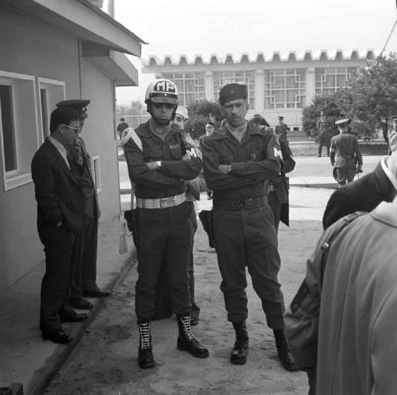 Zur JSA (Joint Security Area) gehörende Angehörige der US-Army in Panmunjeom. Panmunjeom ist eine militärische Siedlung in der entmilitarisierten Zone zwischen Nord- und Südkorea und seit dem Waffenstillstandsabkommen 1953 das Hauptquartier der Military Armistice Commission (MAC), die die Einhaltung des Waffenstillstands überwacht. Seit den Gesprächen des Waffenstillstandskomitees des Roten Kreuzes im Herbst 1971 wurden in Panmunjeom Gespräche zwischen Nord- und Südkorea geführt, wobei vor allem das Thema der Familienzusammenführungen bzw. -treffen im Mittelpunkt stand. Es ist die einzige zollähnliche 'offene' Grenzstelle, wo ohne Grenzübertretung am selben Tisch Verhandlungen und Gespräche stattfinden konnten.