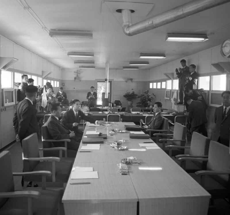 Seit den Gesprächen des Waffenstillstandskomitees des Roten Kreuzes im Herbst 1971 werden in Panmunjeom Gespräche zwischen Nord- und Südkorea geführt, wobei vor allem das Thema der Familienzusammenführungen bzw. -treffen im Mittelpunkt steht. Panmunjeom ist eine militärische Siedlung in der entmilitarisierten Zone zwischen Nord- und Südkorea und seit dem Waffenstillstandsabkommen 1953 das Hauptquartier der Military Armistice Commission (MAC), die die Einhaltung des Waffenstillstands überwacht. Es ist die einzige zollähnliche 'offene' Grenzstelle, wo ohne Grenzübertretung am selben Tisch Verhandlungen und Gespräche stattfinden konnten.