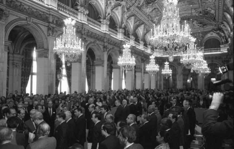Gäste beim Empfang von Erich Honecker, Vorsitzender des Staatsrats DDR, im Saal im Rathaus in Paris. Blick in den Saal mit ausladenden Kronleuchtern.