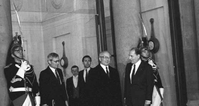 Erich Honecker, Vorsitzender des Staatsrates DDR, wird von Francois Mitterrand, Staatspräsident Frankreich, in Paris im Elysee-Palast empfangen. Aufstellung für das Pressefoto. Im Hintergrund zwei Leibgardisten mit erhobenem Säbel.