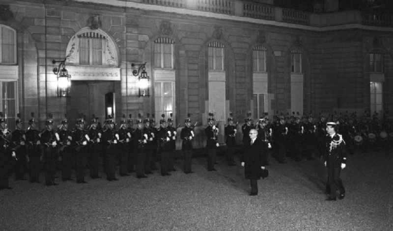 Nachtaufnahme: Erich Honecker, Vorsitzender des Staatsrates DDR, beim Abschreiten der Ehrenformation vor dem Elysee-Palast in Paris.