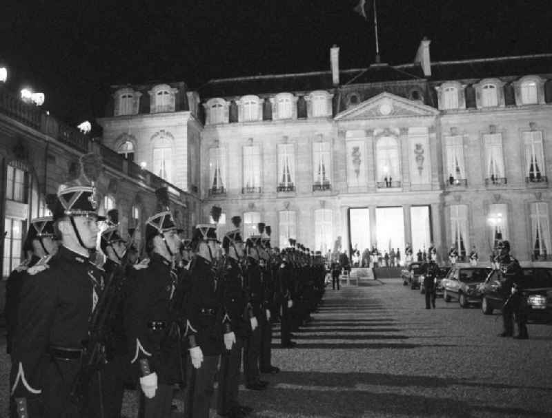 Nachtaufnahme: Ehrenformation vor dem Elysee-Palast anläßlich des Staatsbesuches von Erich Honecker, Vorsitzender des Staatsrates DDR, in Paris. Ankunft der Autos.