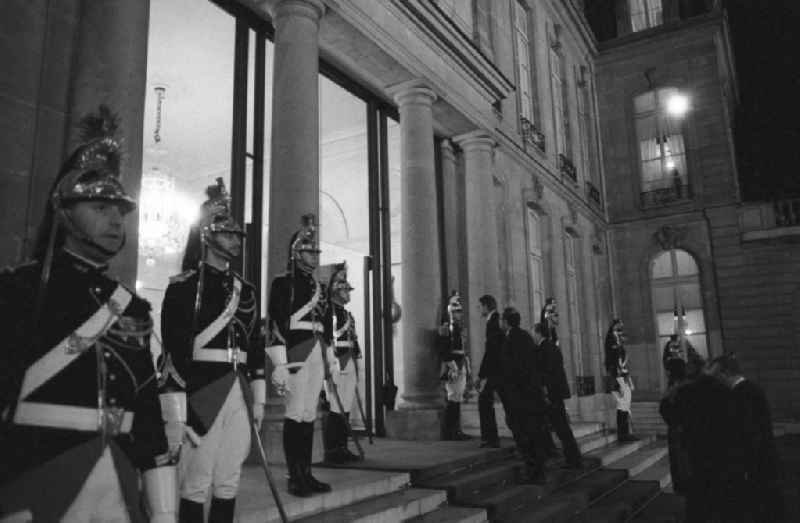 Ankunft von Erich Honecker, Vorsitzender des Staatsrates DDR, im Elysee-Palast in Paris. Begleiter beim Betreten des Elysee-Palastes. Leibgardisten vor dem Eingangsbereich.