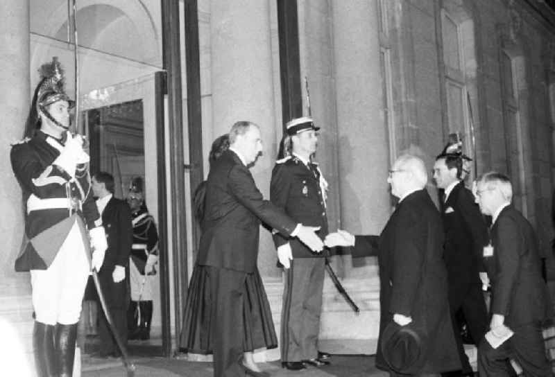 Francois Mitterrand, Staatspräsident Frankreich, reicht Erich Honecker, Vorsitzender des Staatsrates DDR, die Hand zum Empfang im Elysee-Palast in Paris.