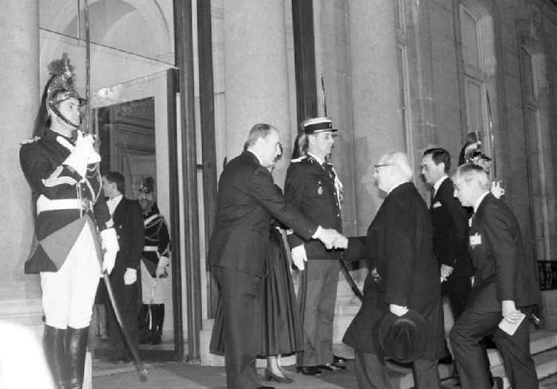 Francois Mitterrand, Staatspräsident Frankreich, reicht Erich Honecker, Vorsitzender des Staatsrates DDR, die Hand zum Empfang im Elysee-Palast in Paris.