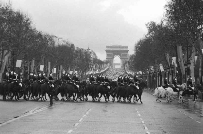 Kavallerie beim Überqueren der beflaggten Champs Elysees anläßlich des Staatsbesuchs von Erich Honecker, Vorsitzender des Staatsrates DDR, in Paris. Blick zum Arc de Triumph.