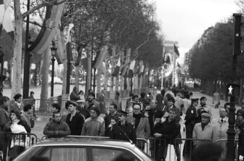 Zuschauer an der Absperrung der beflaggten Champs Elysees anläßlich des Staatsbesuchs von Erich Honecker, Vorsitzender des Staatsrates DDR, in Paris.