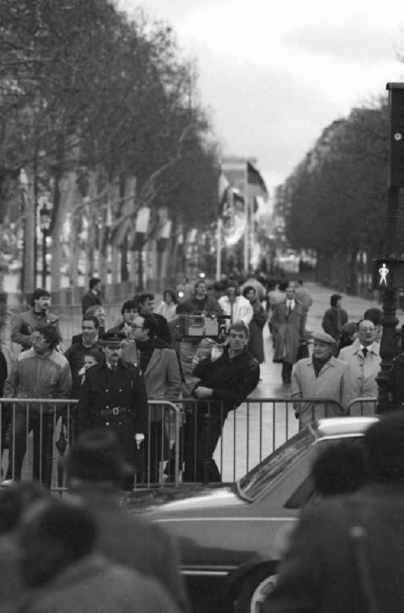 Zuschauer an der Absperrung der beflaggten Champs Elysees anläßlich des Staatsbesuchs von Erich Honecker, Vorsitzender des Staatsrates DDR, in Paris.