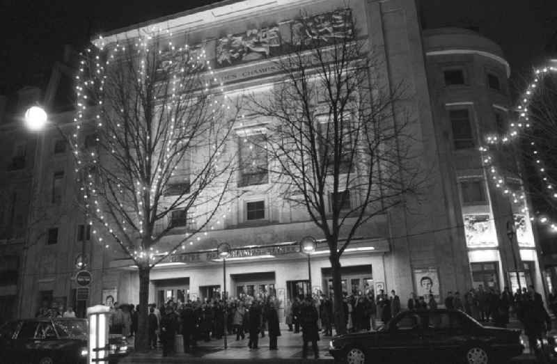 Nachtaufnahme: Erich Honecker, Vorsitzender des Staatsrates DDR, besucht eine Vorführung des berühmten Pantomimen Marcel Marceau im Theatre des Champs Elysees in Paris. Zuschauer und Fotografen warten vor dem Theater auf Ankunft von Erich Honecker.