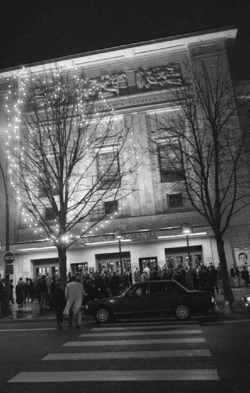 Nachtaufnahme: Erich Honecker, Vorsitzender des Staatsrates DDR, besucht eine Vorführung des berühmten Pantomimen Marcel Marceau im Theatre des Champs Elysees in Paris. Zuschauer und Fotografen warten vor dem Theater auf Ankunft von Erich Honecker.