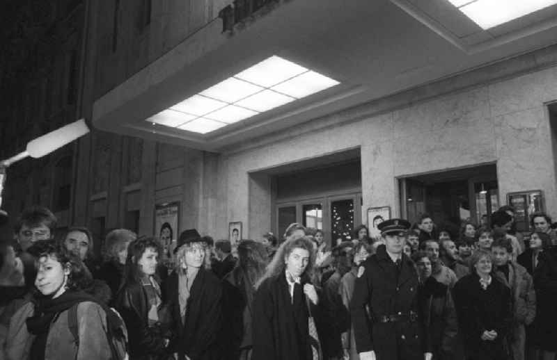 Nachtaufnahme: Erich Honecker, Vorsitzender des Staatsrates DDR, besucht eine Vorführung des berühmten Pantomimen Marcel Marceau im Theatre des Champs Elysees in Paris. Zuschauer warten vor dem Theater auf Ankunft von Erich Honecker.