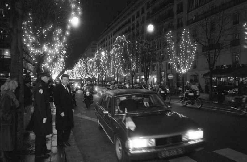 Nachtaufnahme: Erich Honecker, Vorsitzender des Staatsrates DDR, besucht eine Vorführung des berühmten Pantomimen Marcel Marceau im Theatre des Champs Elysees in Paris. Ankunft von Erich Honecker im Auto mit Polizeieskorte.