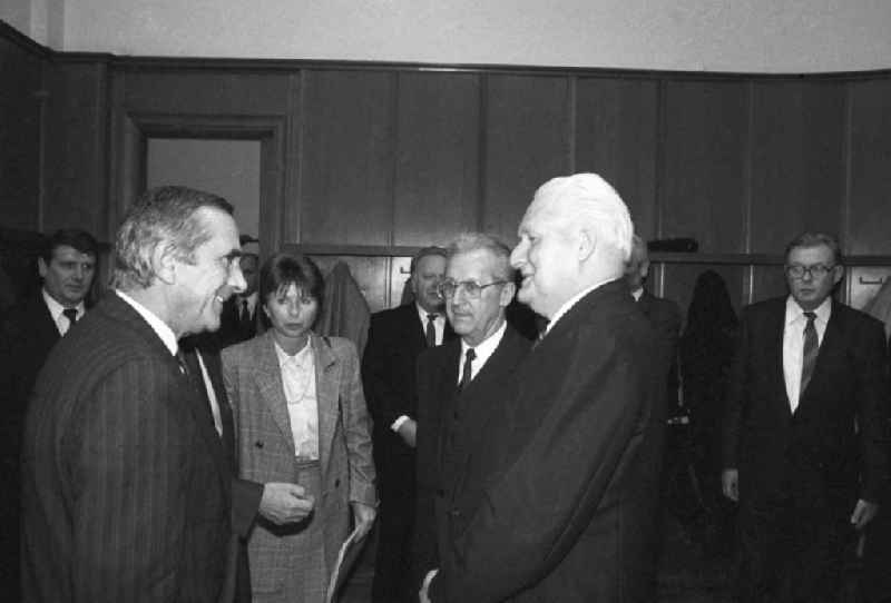 Ein Vertreter des französischen Unternehmerverbandes im Gespräch mit Günter Mittag, Sekretär des ZK der SED für Wirtschaft, und Gerhard Beil, Minister für Außenwirtschaft DDR, in Paris.