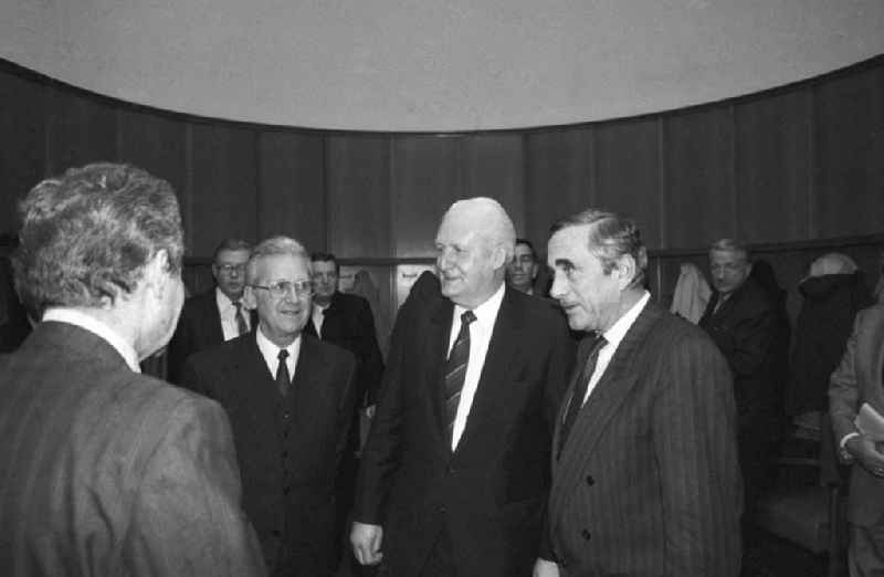 Vertreter des französischen Unternehmerverbandes im Gespräch mit Günter Mittag, Sekretär des ZK der SED für Wirtschaft, und Gerhard Beil, Minister für Außenwirtschaft DDR, in Paris.