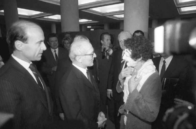 Erich Honecker, Vorsitzender des Staatsrates DDR, besucht eine Vorführung des berühmten Pantomimen Marcel Marceau im Theatre des Champs Elysees in Paris. Erich Honecker im Gespräch mit dem kostümierten und geschminkten Marcel Marceau.