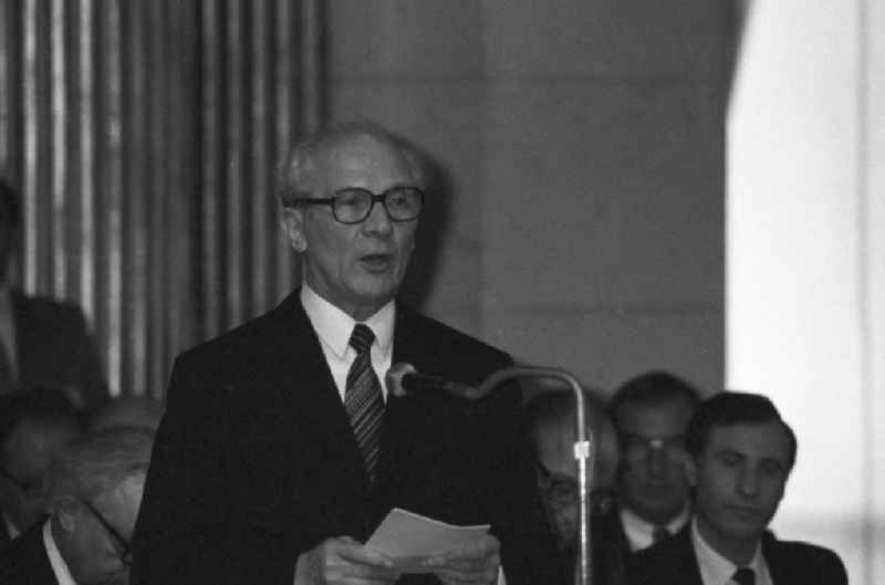 Erich Honecker, Vorsitzender des Staatsrates DDR, hält eine Rede im Rathaus in Paris.