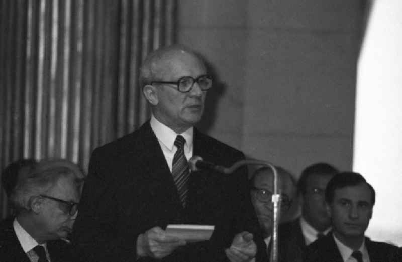Erich Honecker, Vorsitzender des Staatsrates DDR, hält eine Rede im Rathaus in Paris.