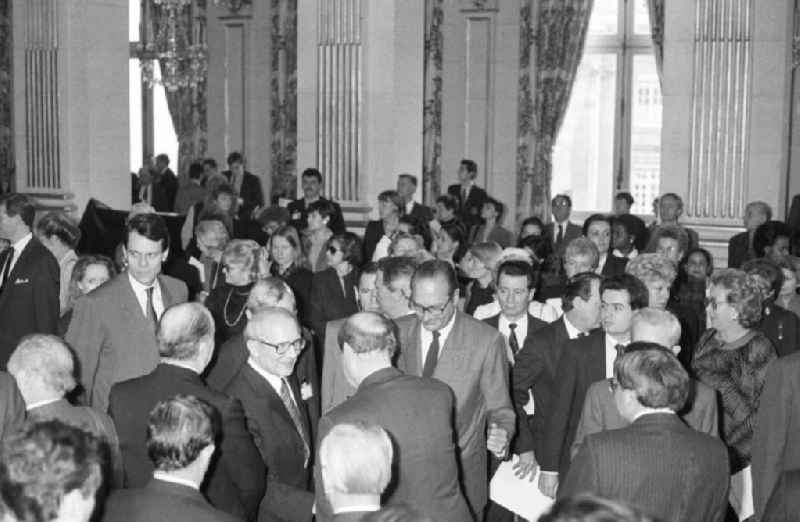 Erich Honecker, Vorsitzender des Staatsrates DDR, und Jacques Chirac, Bürgermeister Paris, beim Empfang im Rathaus in Paris. Erich Honecker wird begrüßt.