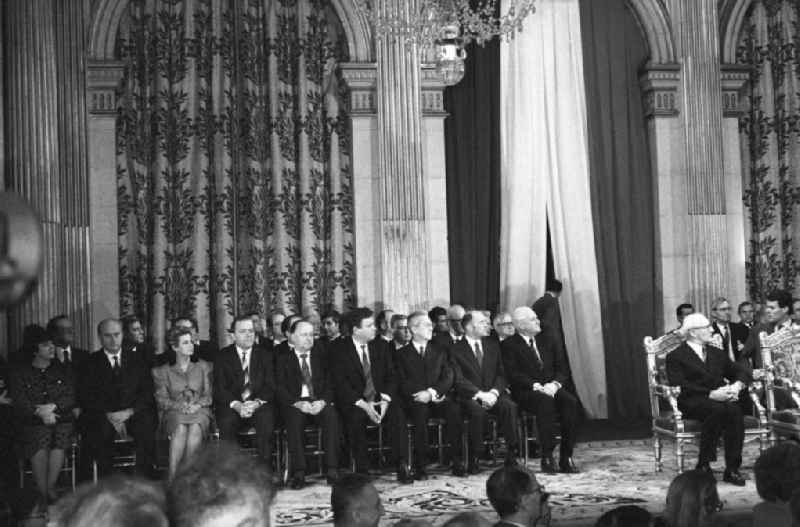 Erich Honecker, Vorsitzender des Staatsrates DDR, und Gäste während der Rede von Jacques Chirac, Bürgermeister Paris, im Rathaus in Paris. Günter Mittag (r.), Sekretär des ZK der SED für Wirtschaft, und Gerhard Beil (3.v.r.), Minister für Außenwirtschaft DDR, auf der vorderen Stuhlreihe.