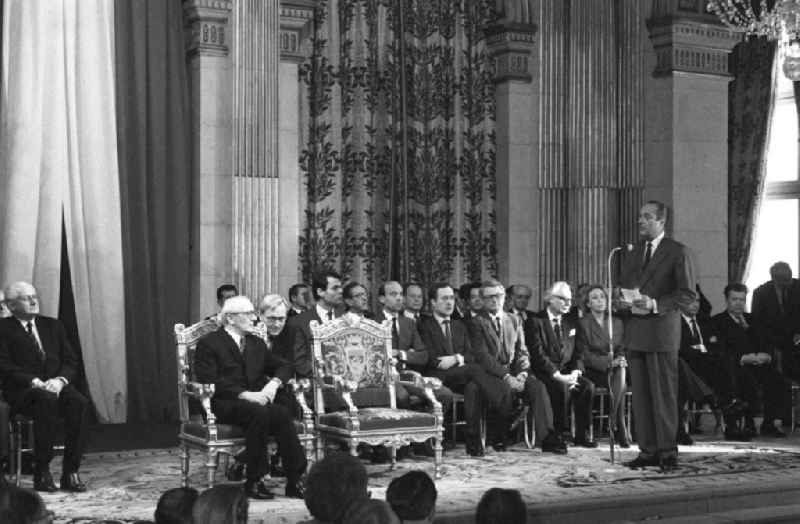 Jacques Chirac, Bürgermeister Paris, hält eine Rede im Rathaus in Paris. Erich Honecker, Vorsitzender des Staatsrates DDR, im Prunkstuhl, zu ihm gebeugt der Dolmetscher. Günter Mittag (l.), Sekretär des ZK der SED für Wirtschaft.