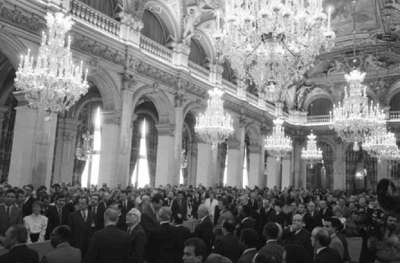 Gäste beim Empfang von Erich Honecker, Vorsitzender des Staatsrates DDR, im Saal im Rathaus in Paris. Blick in den Saal mit ausladenden Kronleuchtern.