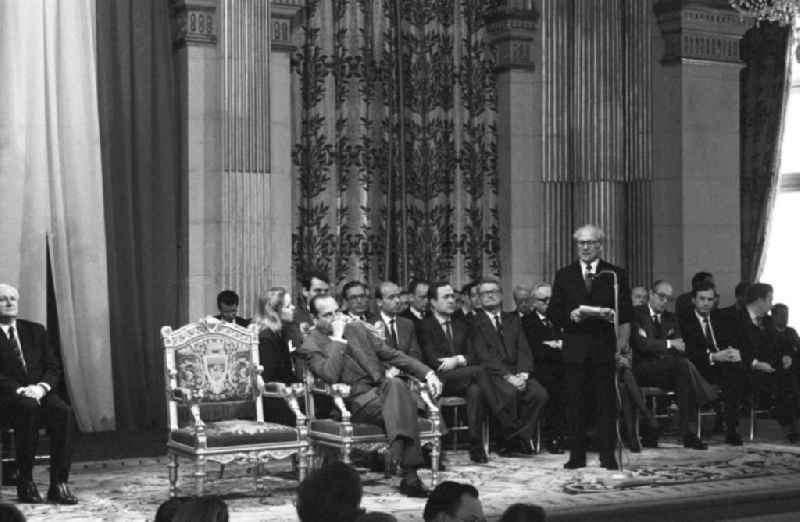 Erich Honecker, Vorsitzender des Staatsrates DDR, hält eine Rede im Rathaus in Paris. Jacques Chirac, Bürgermeister Paris, im Prunkstuhl, zu ihm gebeugt die Dolmetscherin. Günter Mittag (l.), Sekretär des ZK der SED für Wirtschaft.