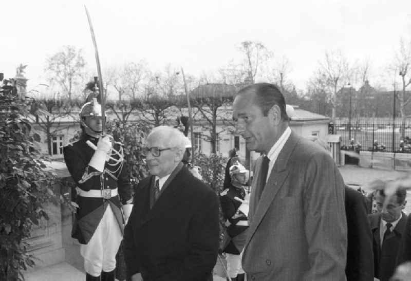 Erich Honecker, Vorsitzender des Staatsrates DDR, und Jacques Chirac, Bürgermeister Paris, betreten das Palais Bourbon am Quai d'Orsay, Sitz des französischen Außenministeriums, in Paris. Im Hintergrund Leibgardisten mit erhobenem Säbel.