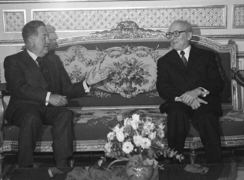 Erich Honecker, Vorsitzender des Staatsrates DDR, trifft Jean Bernard Raimond, Außenminister Frankreich, in Paris im Elysee-Palast. Pressefoto auf der Couch.
