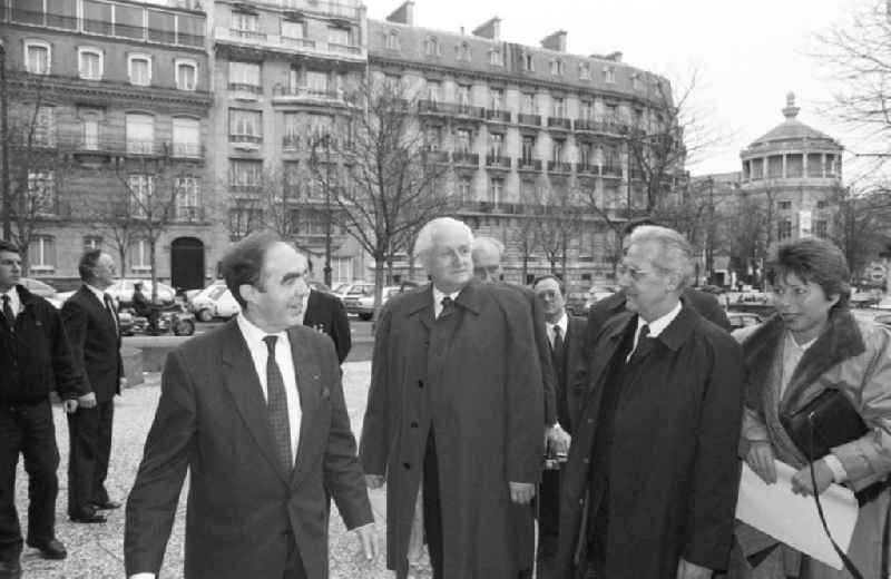 Jean Matteoli, Berater von Jaques Chirac, begrüßt Günter Mittag, Sekretär des ZK der SED für Wirtschaft, und Gerhard Beil, Minister für Außenwirtschaft DDR, vor dem Conseil Economique et Social (Rat für Wirtschaft und Soziales) in Paris.