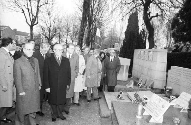 Erich Honecker, Staatsratspräsident DDR, besucht Gräber und Denkmäler des französischen antifaschistischen Widerstands auf dem Friedhof Pere Lachaise in Frankreich-Paris.