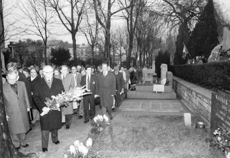 Erich Honecker, Staatsratspräsident DDR, legt Blumengebinde auf das Grab von Waldeck Rochet (Generalsekretär und Ehrenpräsident der PCF bzw. KPF, Kommunistische Partei Frankreich) auf dem Friedhof Pere Lachaise in Frankreich-Paris.
