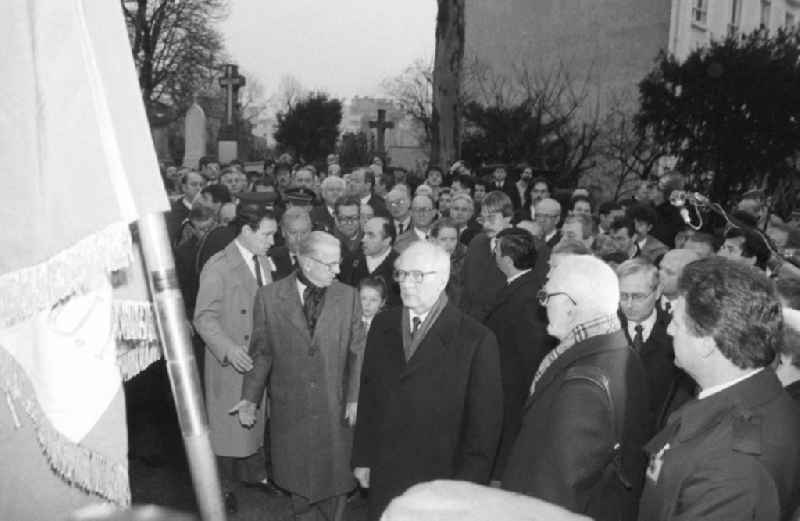 Erich Honecker, Staatsratspräsident DDR, auf dem Friedhof Pere Lachaise in Frankreich-Paris. Links Fahne.