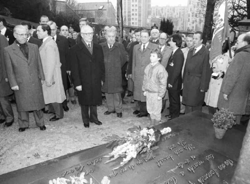 Erich Honecker, Staatsratspräsident DDR, besucht Gräber und Denkmäler des französischen antifaschistischen Widerstands auf dem Friedhof Pere Lachaise in Frankreich-Paris. Nach der Niederlegung eines Blumengebindes. Am Denkmal steht ein Kind (französischer Pionier mit Halstuch).